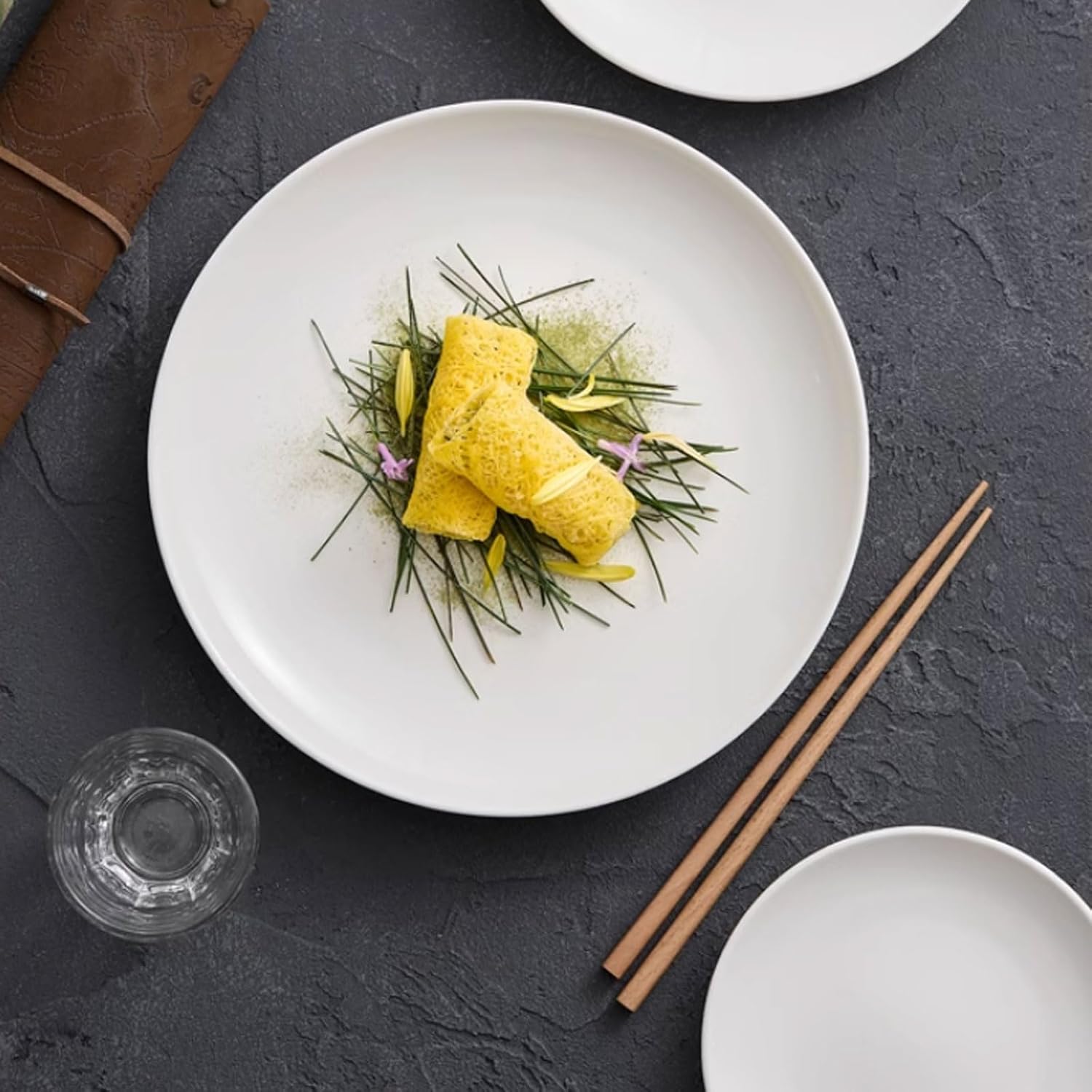 セラミック製の枕のようなディナープレート、7インチの正方形の白と黒